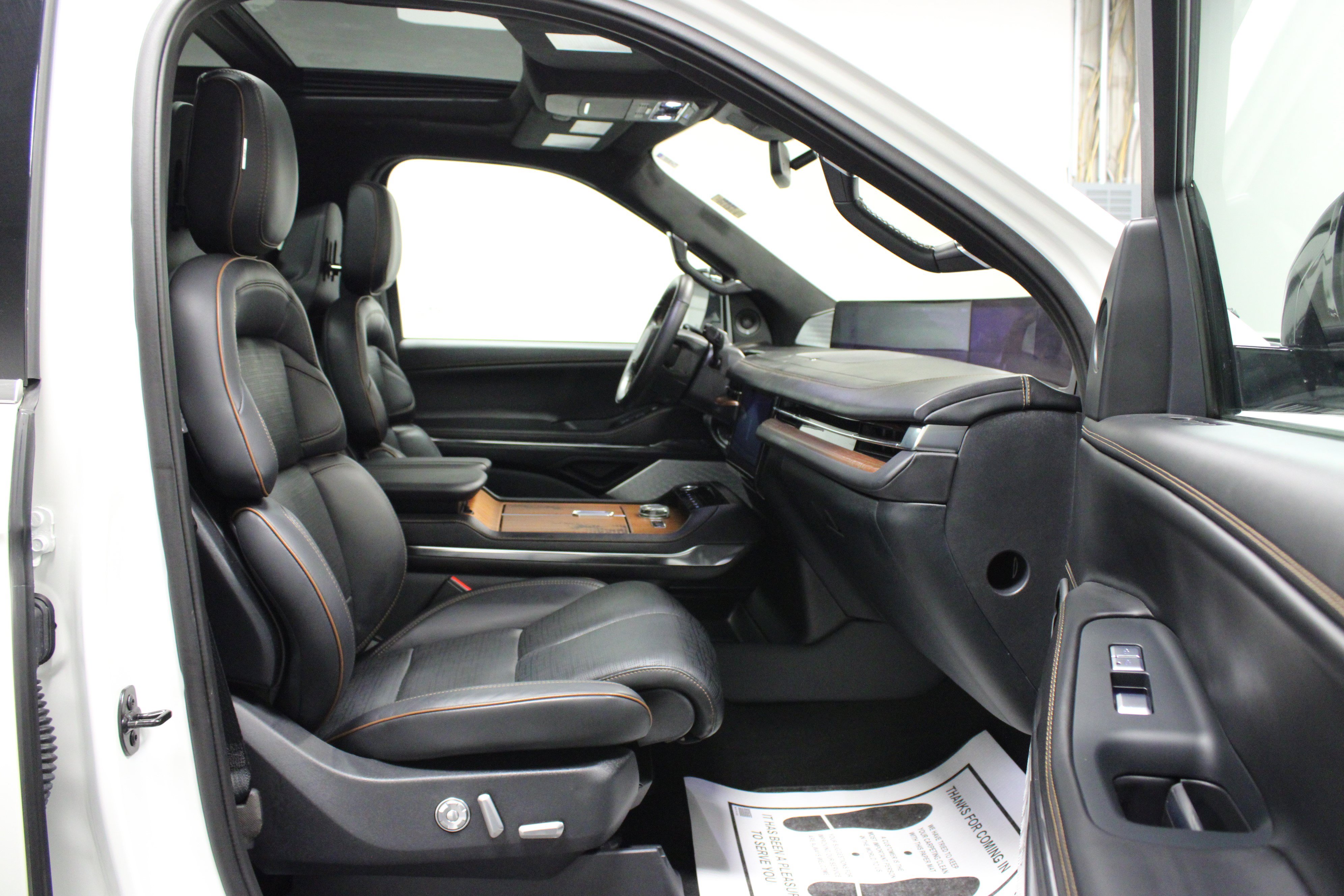 Used 2025 Lincoln Navigator Black Label AWD/4WD image 18
