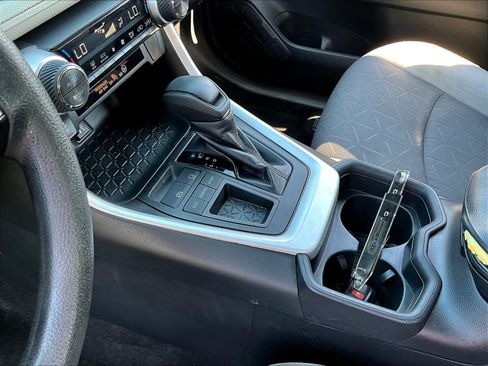 Used 2019 Toyota RAV4 XLE FWD image 18