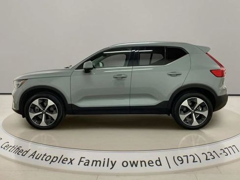 Used 2025 Volvo XC40 B5 Plus AWD/4WD image 2