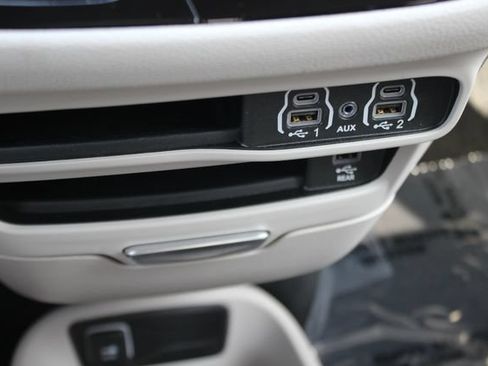 Used 2024 Chrysler Pacifica Limited w/ Uconnect Theater Family Group FWD image 10