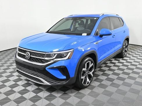 Certified 2022 Volkswagen Taos SEL w/ Panoramic Sunroof Package image 2