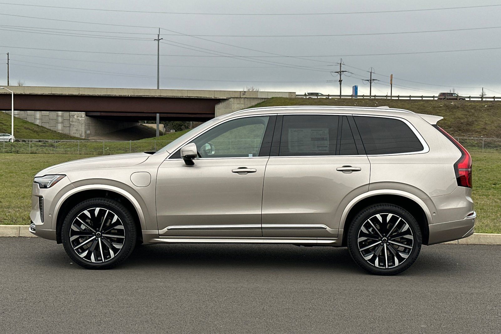 New 2026 Volvo XC90 T8 Plus w/ Protection Package Premier AWD/4WD image 6