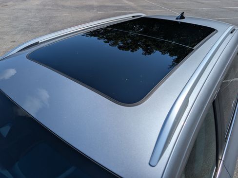 Used 2025 Volkswagen Taos SE w/ Panoramic Sunroof Package FWD image 14