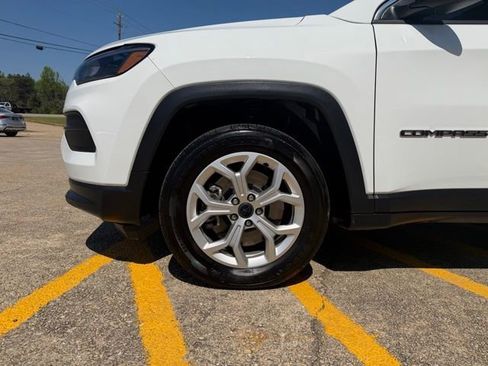 Used 2025 Jeep Compass Sport image 4