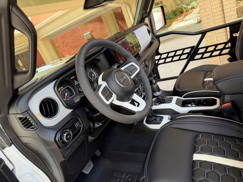 Used 2026 Jeep Wrangler Unlimited Sahara AWD/4WD image 16