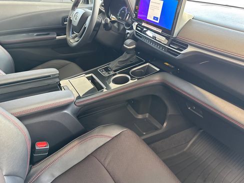 Certified 2025 Toyota Sienna XSE image 23