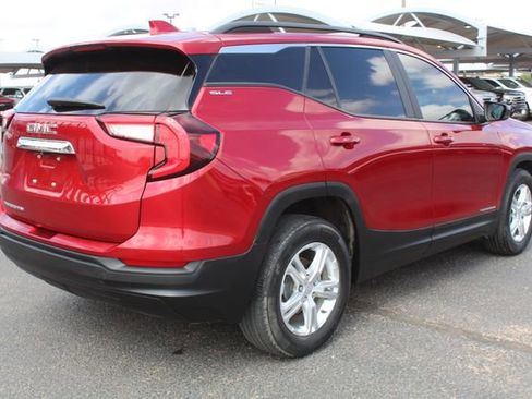 Used 2022 GMC Terrain SLE w/ Driver Convenience Package FWD image 3