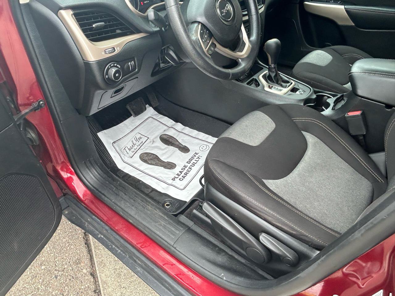 Used 2018 Jeep Cherokee Latitude FWD image 10