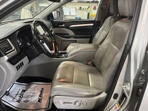 Used 2019 Toyota Highlander XLE image 10