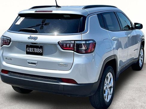Used 2024 Jeep Compass Latitude AWD/4WD image 2