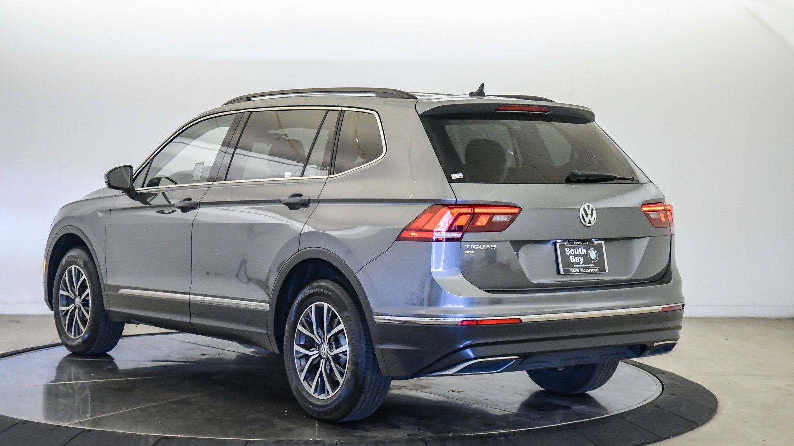 Used 2020 Volkswagen Tiguan SE FWD image 2