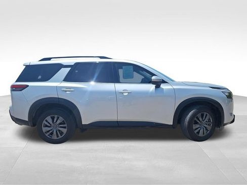 Certified 2025 Nissan Pathfinder SV FWD image 9