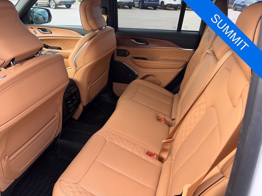 Used 2025 Jeep Grand Cherokee Summit AWD/4WD image 6
