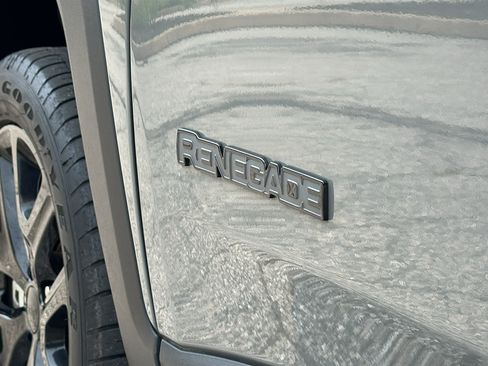 Used 2022 Jeep Renegade Altitude AWD/4WD image 11