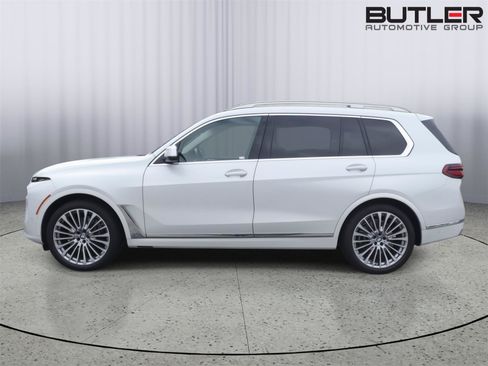 Used 2024 BMW X7 xDrive40i w/ Premium Package AWD/4WD image 3