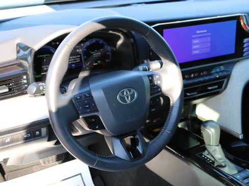 Used 2025 Toyota Camry XLE image 16