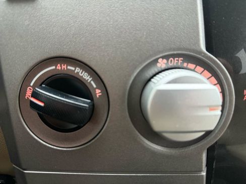 Used 2010 Toyota Tundra 4x4 CrewMax image 31