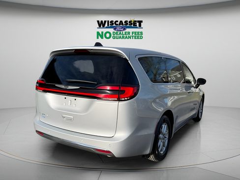 Used 2024 Chrysler Pacifica Touring-L FWD image 30
