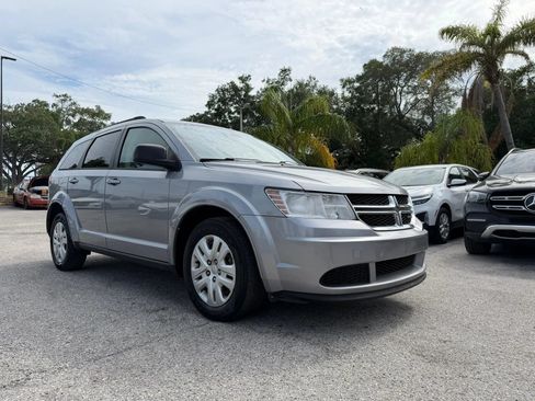 Used 2020 Dodge Journey SE FWD image 2