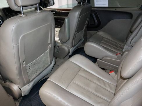 Used 2013 Chrysler Town & Country Touring-L image 21