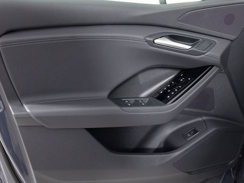 Used 2025 Audi Q6 e-tron Premium image 28