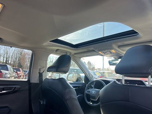 Used 2023 Toyota Highlander Limited image 14