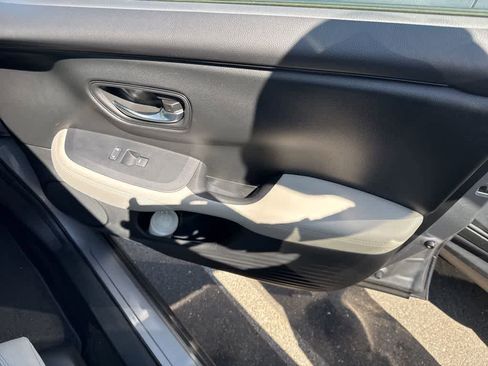 Used 2023 Honda HR-V LX image 15