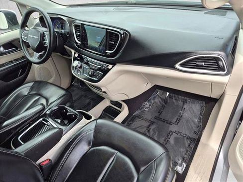 Used 2023 Chrysler Pacifica Touring-L FWD image 29