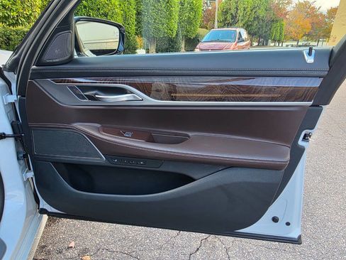 Used 2020 BMW 750i xDrive w/ Executive Package image 41