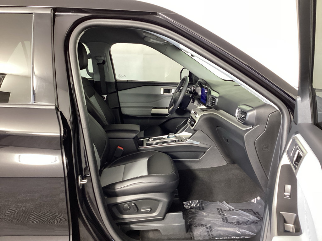 Used 2024 Ford Explorer XLT w/ Equipment Group 202A AWD/4WD image 10