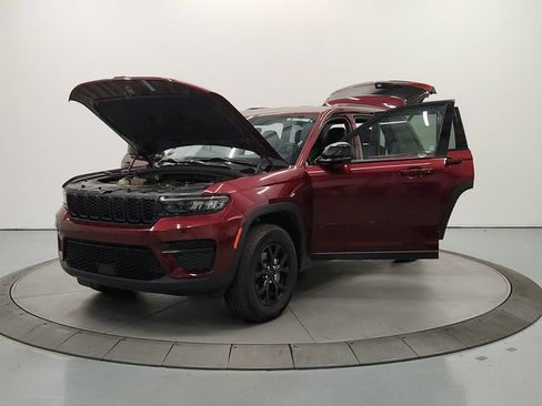 Used 2025 Jeep Grand Cherokee Altitude AWD/4WD image 12