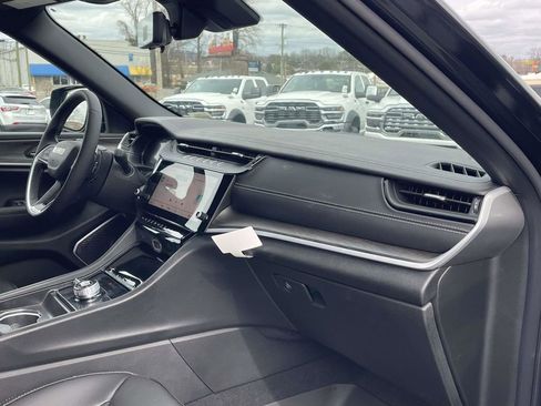 New 2026 Jeep Grand Cherokee Limited w/ Luxury Tech Group II AWD/4WD image 14