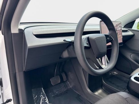 Used 2026 Tesla Model Y 2WD image 18
