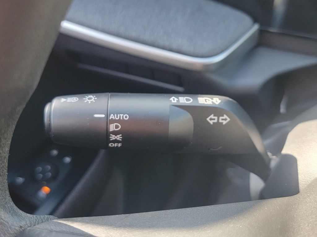 Used 2025 Nissan Kicks SV AWD/4WD image 21