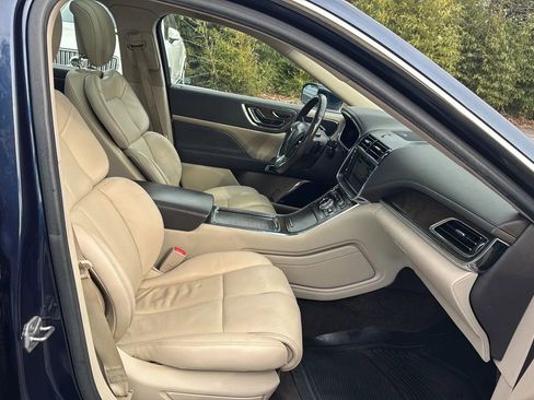 Used 2017 Lincoln Continental Select w/ Climate Package image 12