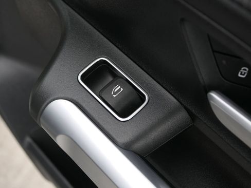 Used 2023 Mercedes-Benz GLB 250 4MATIC image 25