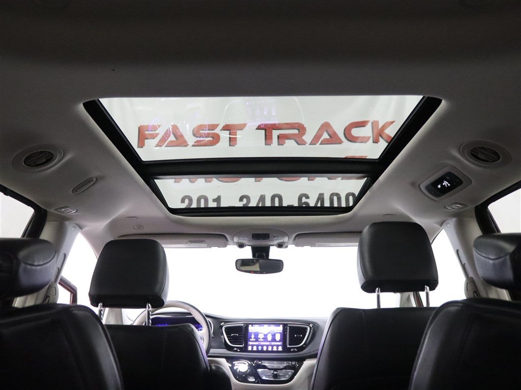 Used 2020 Chrysler Pacifica Limited FWD image 11