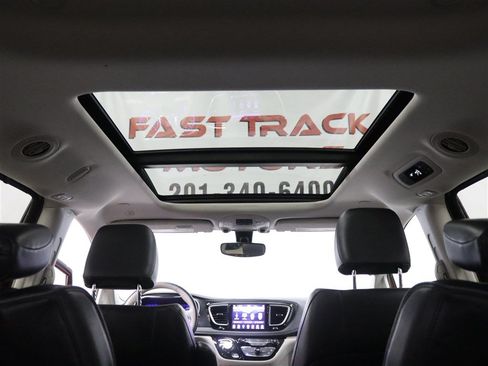 Used 2020 Chrysler Pacifica Limited FWD image 11