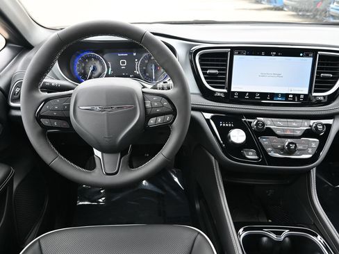 New 2026 Chrysler Pacifica Limited image 15