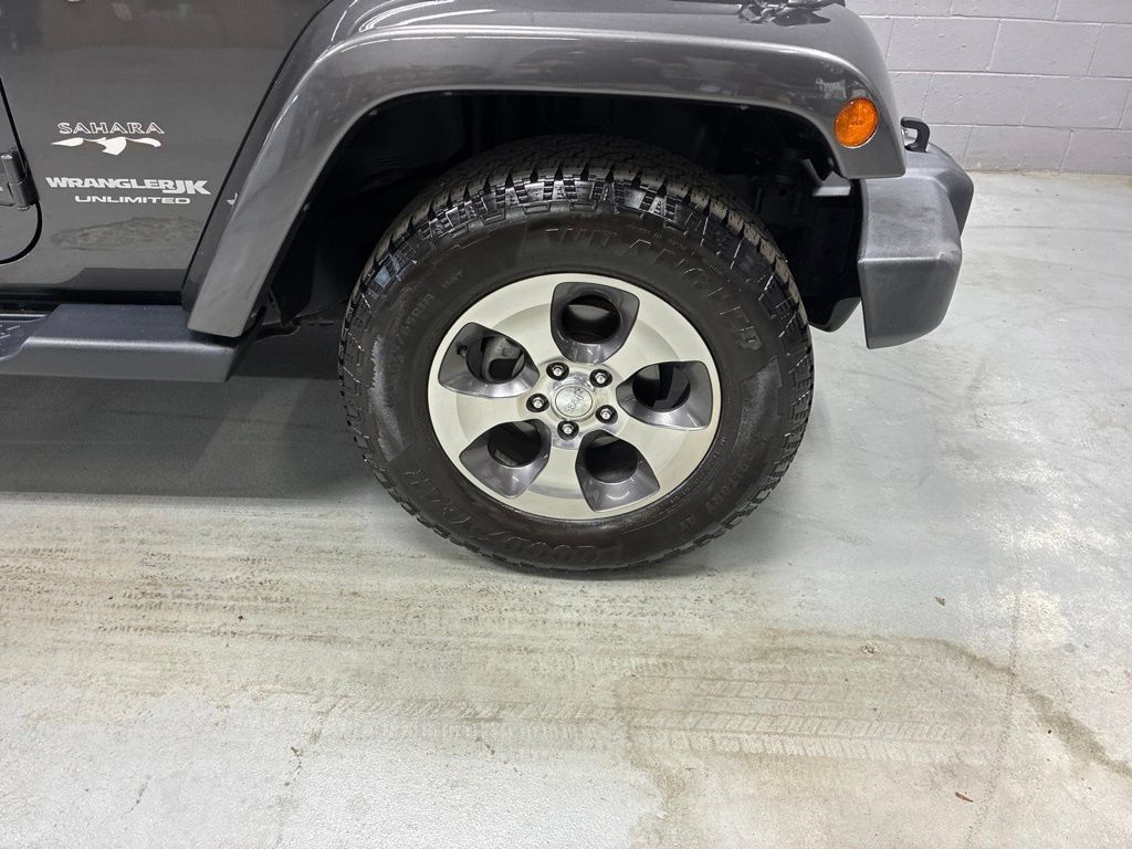 Used 2018 Jeep Wrangler Unlimited Sahara w/ Connectivity Group AWD/4WD image 4