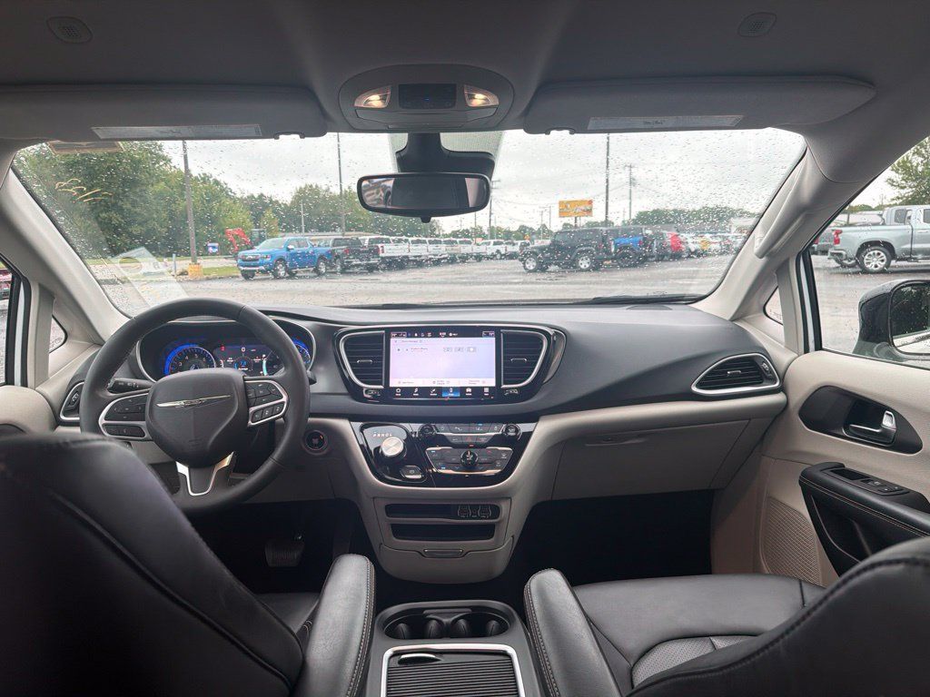 Used 2024 Chrysler Pacifica Touring-L FWD image 25