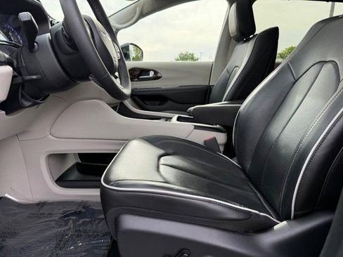 Used 2024 Chrysler Pacifica Limited w/ Uconnect Theater Family Group FWD image 21