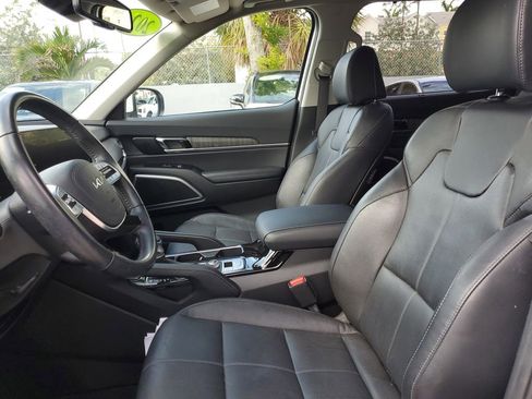 Used 2024 Kia Telluride EX w/ EX Captain's Chair Package FWD image 18