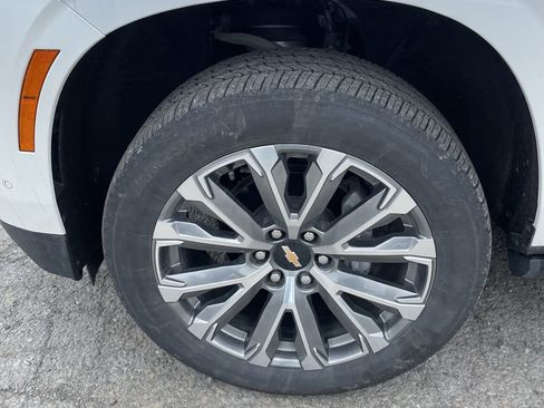 Used 2025 Chevrolet Suburban High Country AWD/4WD image 11