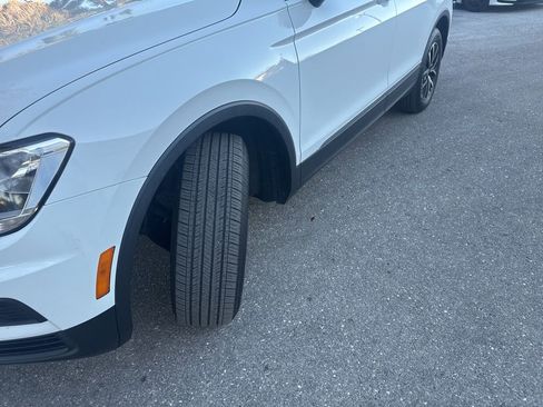 Used 2021 Volkswagen Tiguan SE w/ Panoramic Sunroof Package image 9