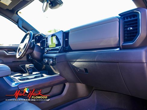 Used 2022 GMC Sierra 1500 SLT w/ SLT Convenience Package image 17