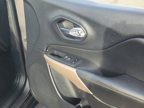 Used 2018 Jeep Cherokee Limited image 16