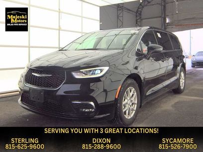 Used 2025 Chrysler Pacifica Select