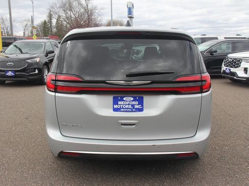 Used 2024 Chrysler Pacifica Touring-L FWD image 4