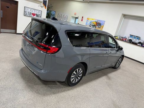 Used 2023 Chrysler Pacifica Touring-L FWD image 15